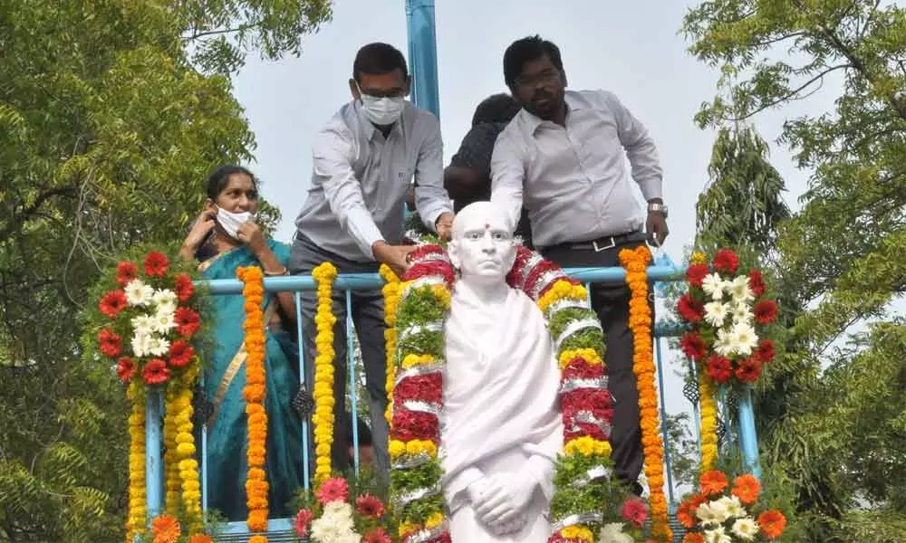 District Collector P Koteshwara Rao along with Municipal Commissioner  D K Balaji garlanding to the statue of Potti Sriramulu at Children’s park in  Kurnool on Wednesday