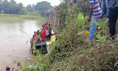 9 bus passengers die in road mishap in West Godavari district