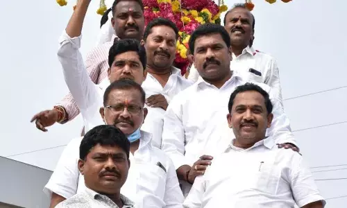 Mayor Kavati Manohar Naidu and corporators paying tributes to Potti Sriramulu in Guntur on Wednesday