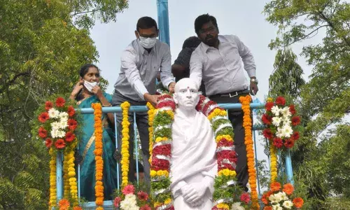District Collector P Koteshwara Rao along with Municipal Commissioner  D K Balaji garlanding to the statue of Potti Sriramulu at Children’s park in  Kurnool on Wednesday