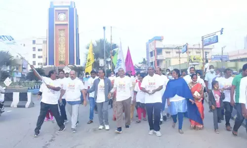 JNTUA Vice-Chancellor Prof J Ranga Janardhana inaugurating the Fit JNTUA 4K Run to mark the 75th anniversary of engineering college in Anantapur on Wednesday