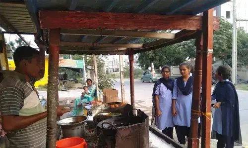 Vendor selling pakodas infront of an engineering college