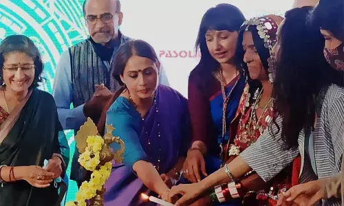 Lambani woman holds centre stage with mirror work demo at DesignUru