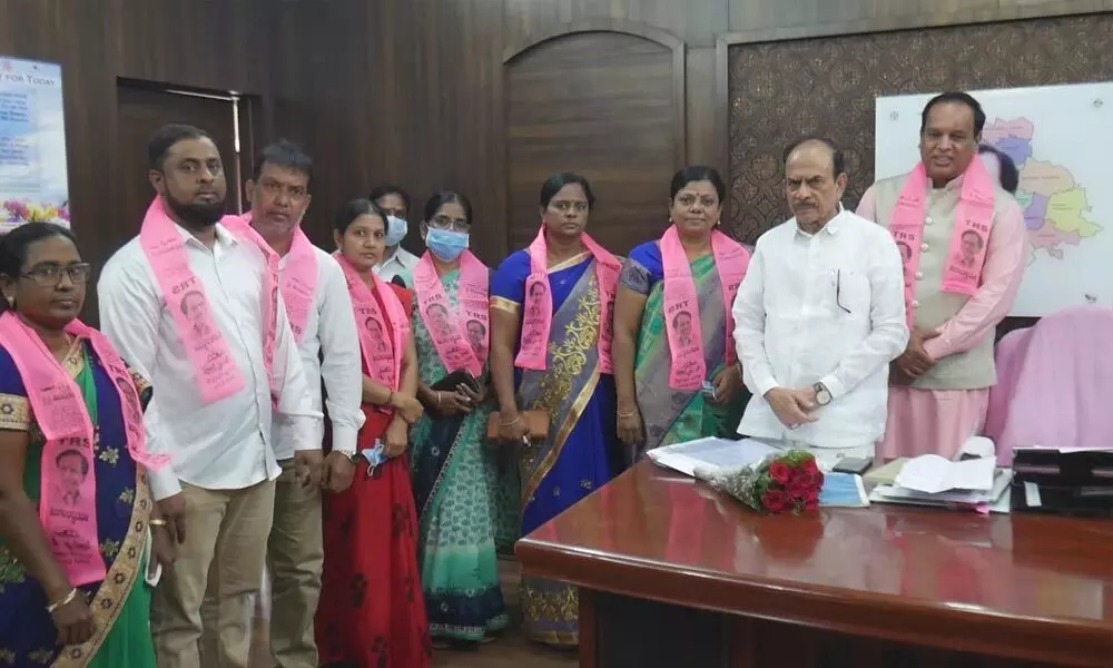 Former BJP Mahila leaders join TRS