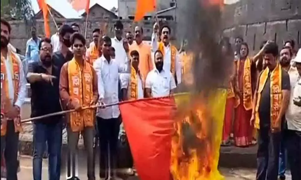 Activists of Shiv Sena burning the Karnataka State flag