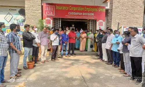 LIC employees of Kadapa division launch protest expressing solidarity with the two-day bankers strike on Thursday