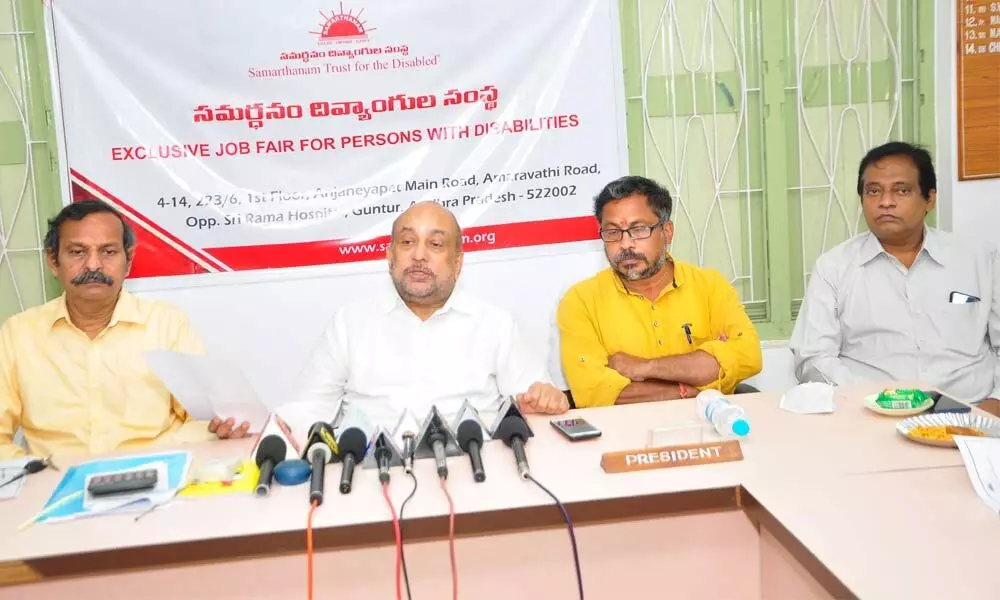 Hindu College secretary and correspondent Cheruvu Rama Krishna Murthy addressing the media in Guntur on Friday