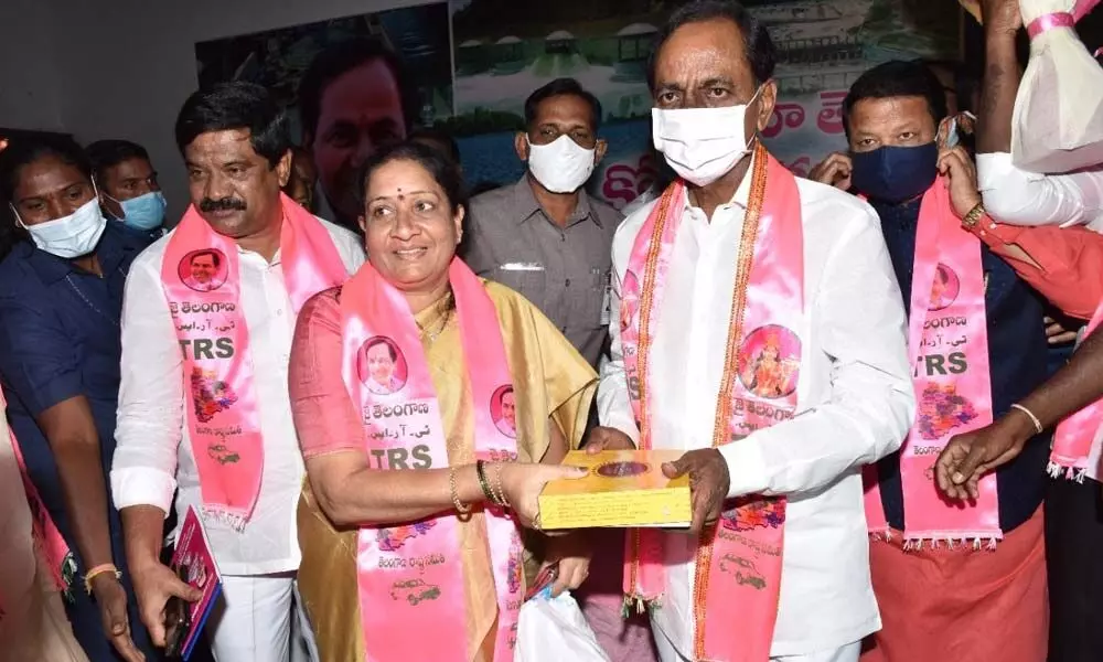 Akula Lalitha Raghavendar with the Chief Minister  K Chandrashekar Rao