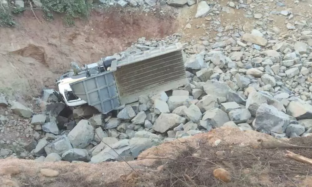 The truck that fell into the quarry near Tharalapally village