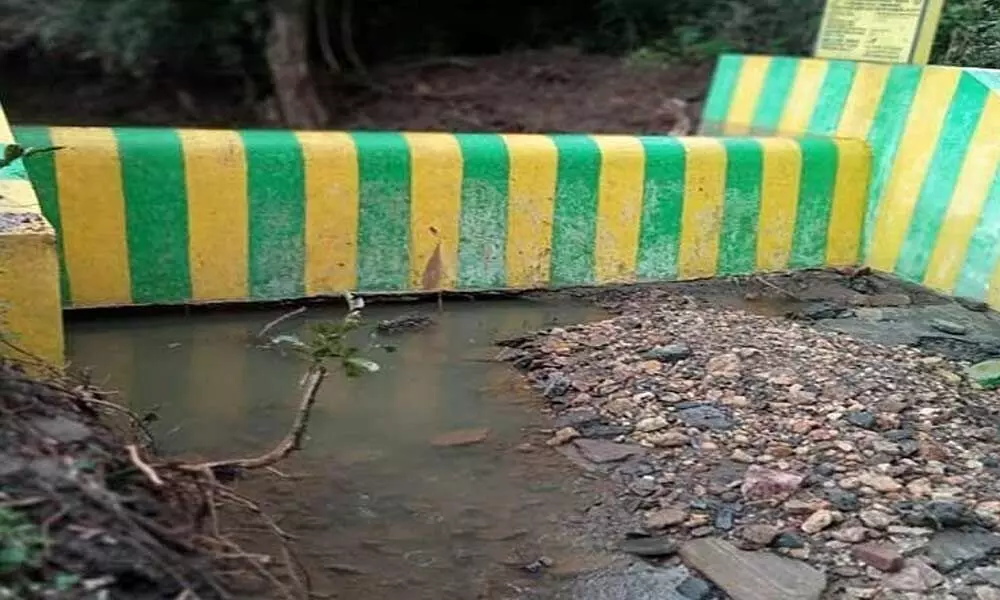 Activists flay collapse of check dam at Anakkati