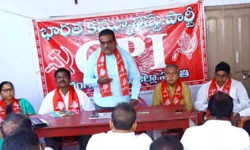 CPI State Secretariat member Takkalapally Srinivas Rao speaking at the party meeting in Hanumakonda on Saturday