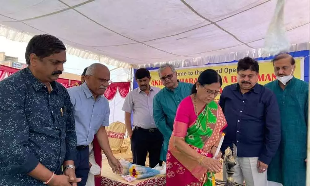 Yadadri: MLC Surabhi inaugurates Karivena Annadana Satram