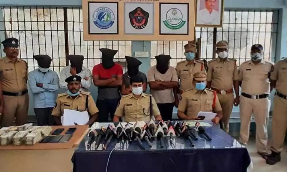 Srikalahasti cops arrest 5, recover 15.21L cash