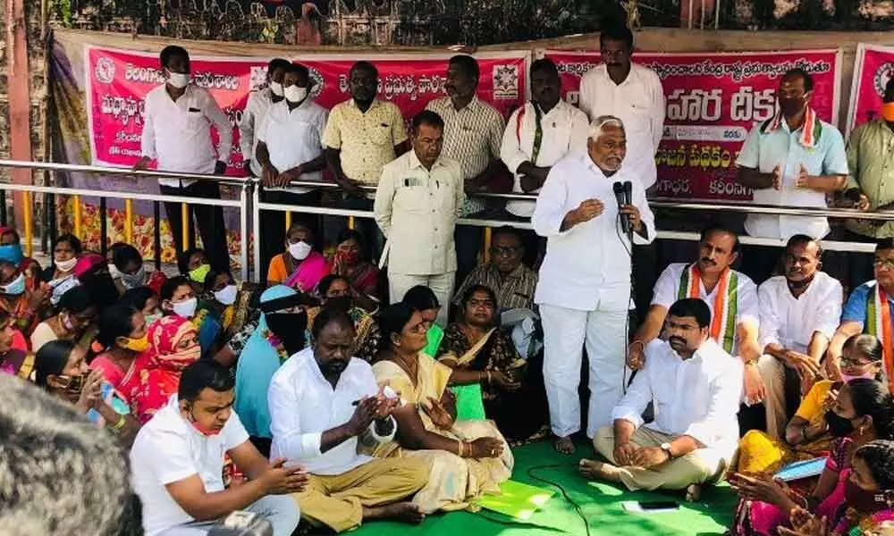 MLC T Jeevan Reddy addressing the midday meal workers in Khammam on Monday