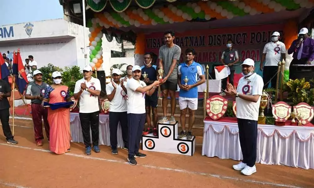 Visakhapatnam Superintendent of Police B Krishna Rao distributing prizes to the winners in Visakhapatnam on Monday