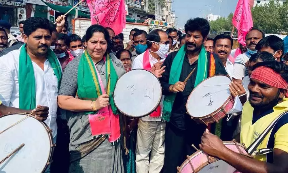 Minister for Tribal Welfare Satyavathi Rathod and MLA B Shankar Naik lead the TRS protest against the Centre in Mahabubabad on Monday