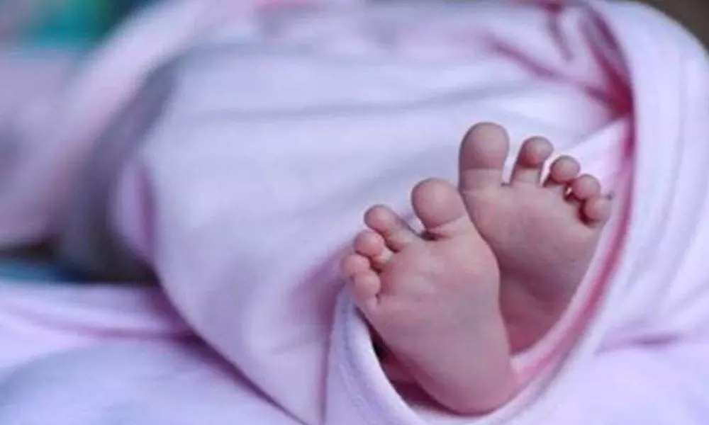 Five-month old boy dead as thief tried to snatch a chain from woman in Kadapa