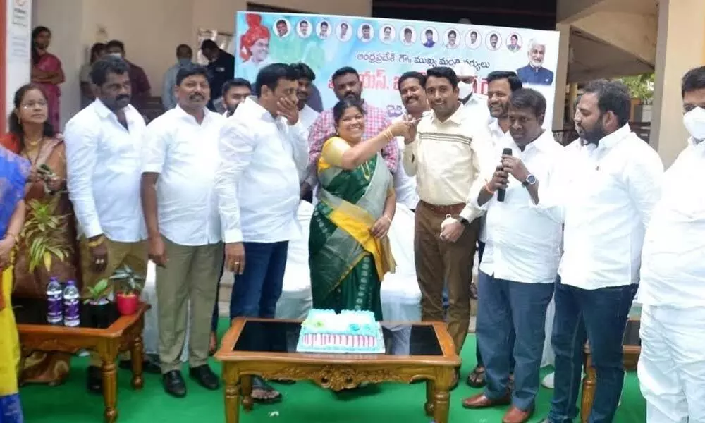 Mayor G Hari Venkata Kumari and YSRCP leaders celebrating Chief Minister YS Jagan Mohan Reddy’s birthday in Visakhapatnam on Tuesday