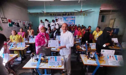 Pochimireddy Muralidhar Reddy distributing sewing machines free of cost to women at Pathikonda in Kurnool district on Tuesday