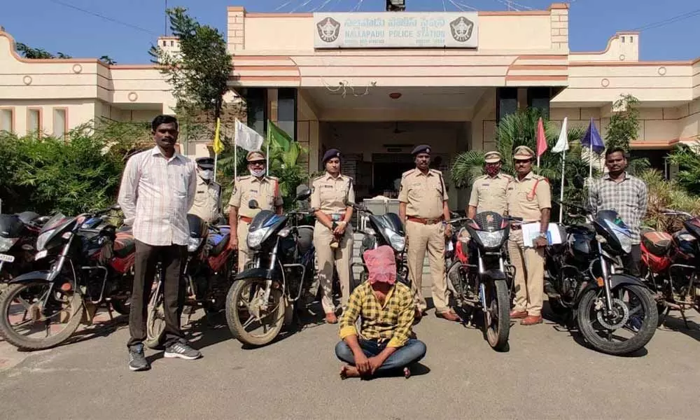 Urban Additional SP Gangadharam and DSP Jessy Prasanti producing bike thief Battula Srinu before the media in Guntur on Wednesday