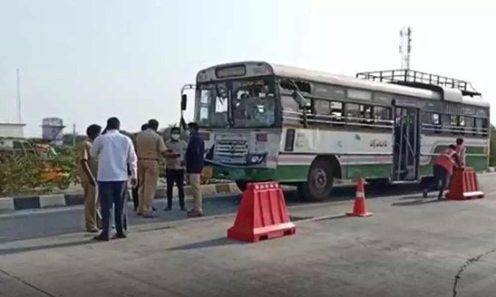 Telangana: 15 injured as bus rams into lorry in Yadadri