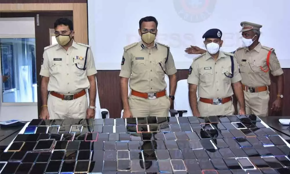 SP Senthil Kumar showing the recovered mobile phones in Chittoor on Thursday