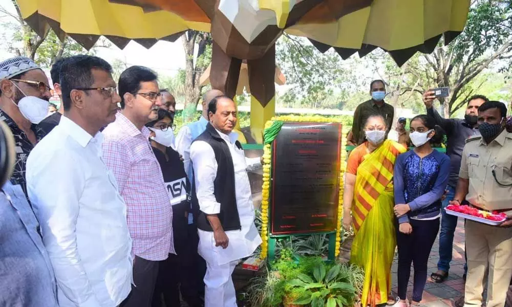 Minister Indrakaran inaugurates facilities in zoo