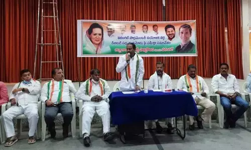 Former minister Sambhani Chandrashekar speaking at a meeting in Hanumakonda on Thursday
