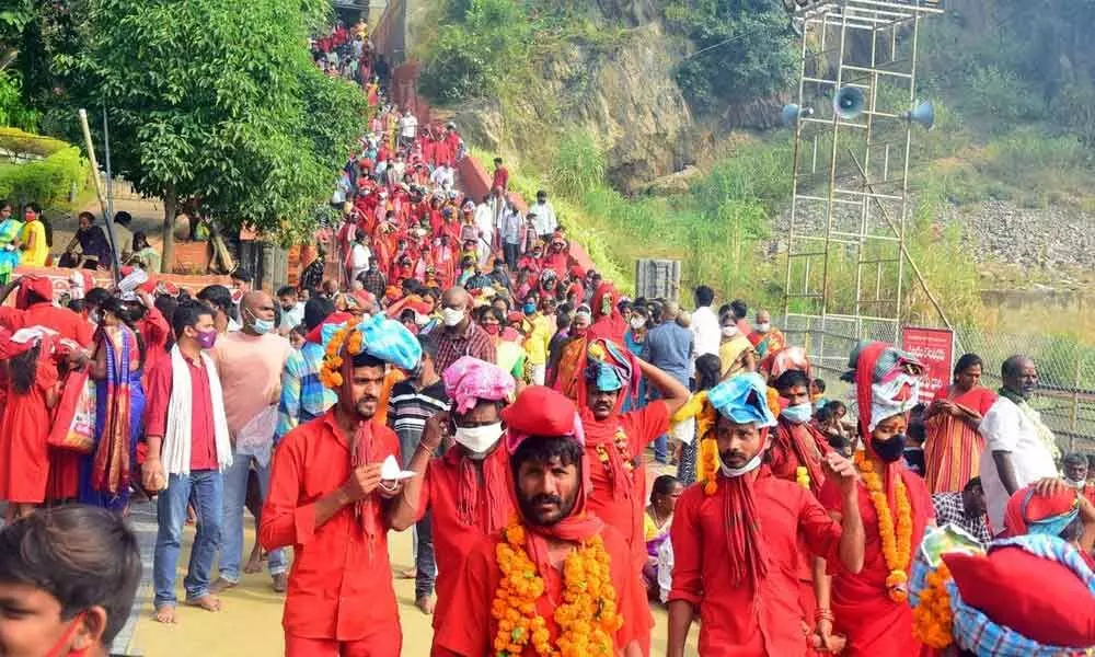 Bhavani devotees’ rush at Sri Durgamalleswara Swamy Devasthanam at Indrakeeladri in Vijayawada, on the occasion of Bhavani Deeksha Viramana, on Sunday					 Photos: Ch Venkata Mastan