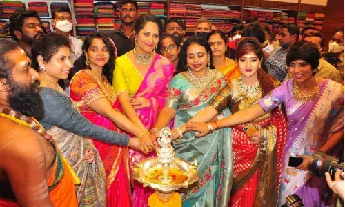 Khammam: Anasuya inaugurates Kalamandir showroom