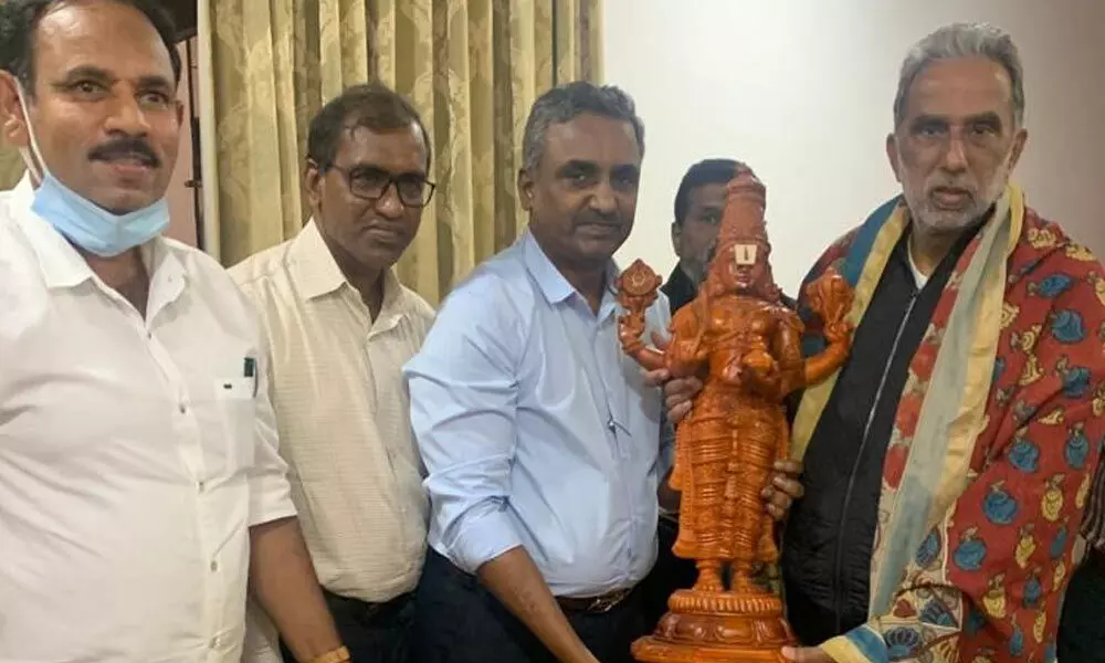 SPDCL CMD H Harinatha Rao presenting Lords wooden statue to the Union Minister of State for Power Krishan Pal Gurjar in Tirumala on Monday.