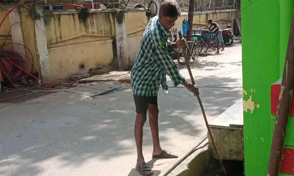 Tirupati: Bore water gets contaminated with UDS water in Nehru Nagar