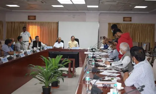 Pralhad Joshi reviews SWR projects, moots Hubli-Delhi Rajadhani Exp