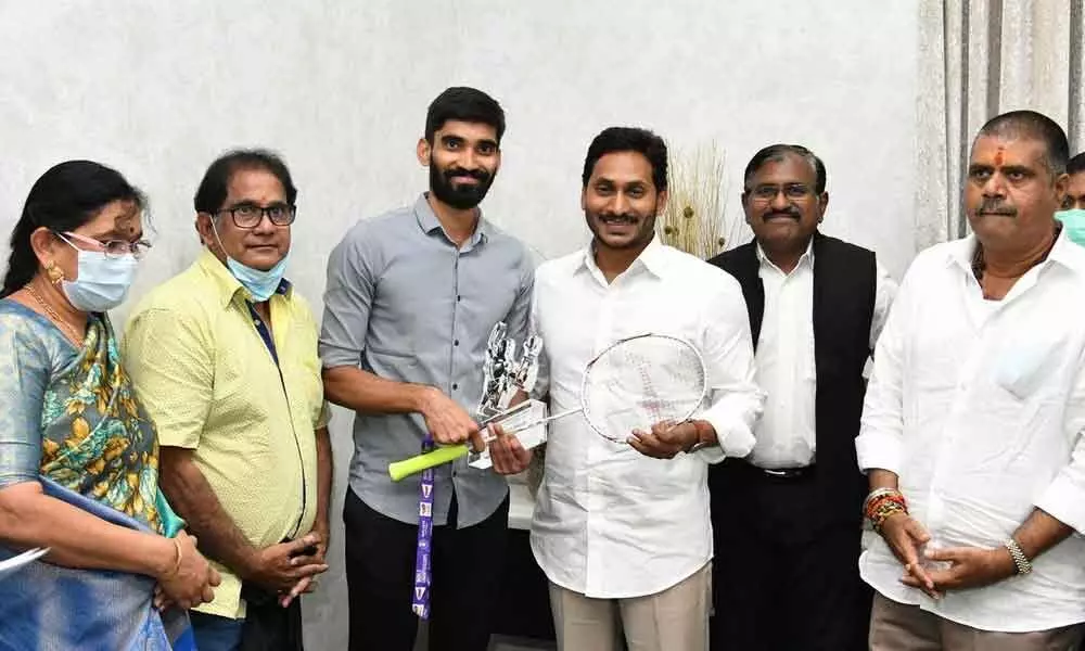 Chief Minister Y S Jagan Mohan Reddy felicitates badminton player Kidambi Srikanth who called on him along with his family members, at Tadepalli on Wednesday