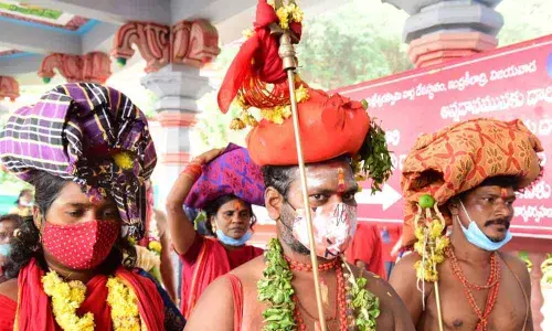 Bhavani devotees waiting to have darshan of Goddess Kanaka Durga at Sri Durgamalleswara Swamy Vari Devasthanam atop at Indrakeeladri in Vijayawada on Wednesday, the last day of Bhavani Deeksha Viramana