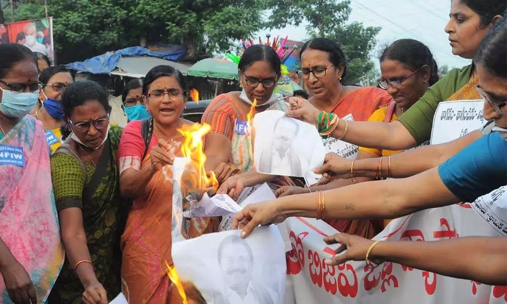 Women wing leaders of people’s organisations and political parties burning the pictures of BJP State president Somu Veerraju in Vijayawada on Thursday