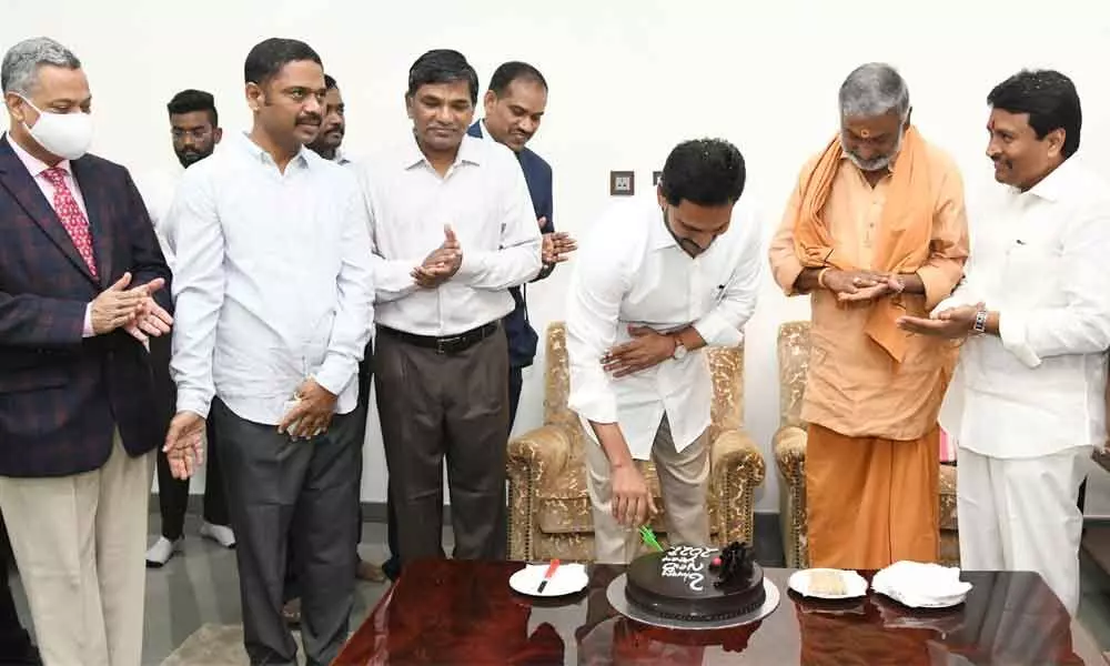 Vijayawada: New Year celebrated at CM office