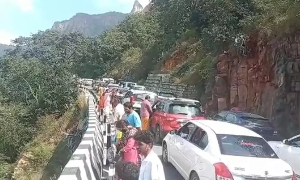 Traffic halts on second ghat road of Tirumala on Sunday due to weekend pilgrims rush