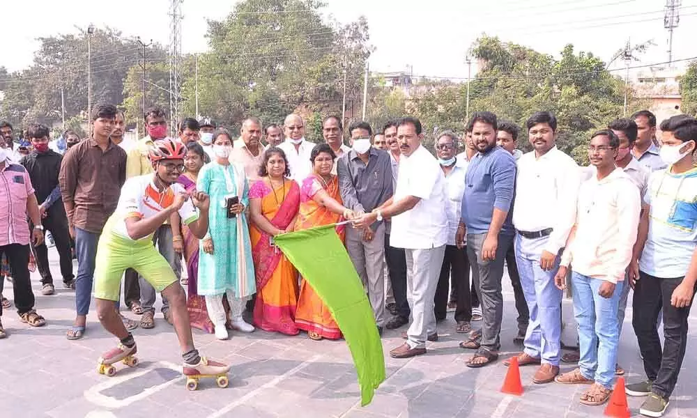 MLA Mustafa flagging off non-stop skating of 15 km by Hanumanthu Ajay Kumar in Guntur on Sunday