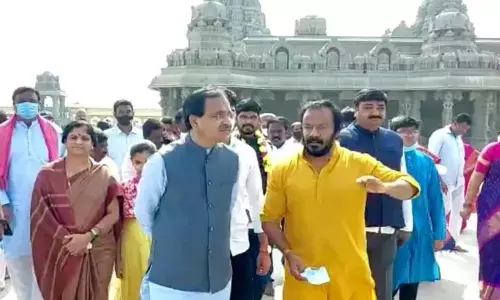 Temple architect Anand Sai telling the history of  the temple to Central minister Bhagavanth Khuba on his visit at Yadadri temple on Sunday