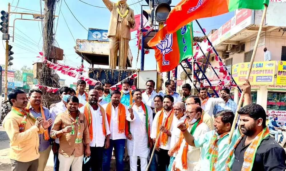 Shadnagar constituency BJP in-charge Srivardhan Reddy and others staging a protest at Shadnagar Chowrasta on Monday