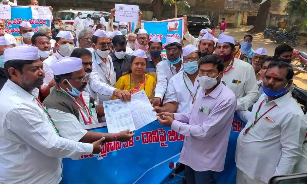 Greater Warangal Mayor Gundu Sudharani and others submitting a memorandum to the tahsildar in Warangal on Wednesday