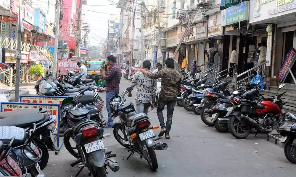 Vehicles parked in front of jewellery shops in Governorpet