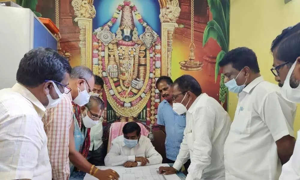 Endowments department officials explaining the structures that will come up as part of  in the revival work of Venkateswara Swamy temple to Energy Minister Jagadish Reddy in Suryapet on Wednesday