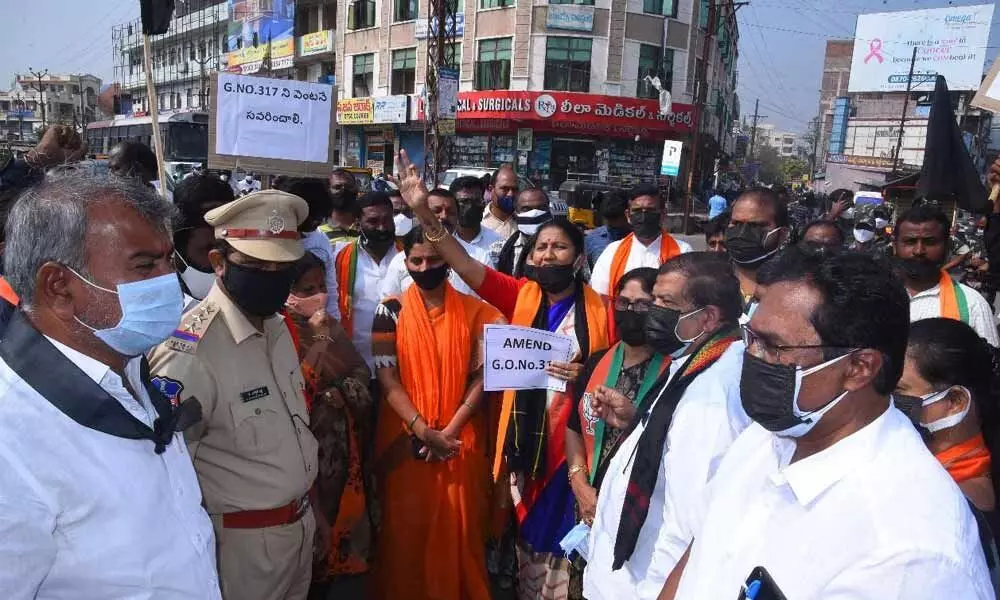 BJP cadres staging of protest at the KU Cross Roads in Hanumakonda on Wednesday