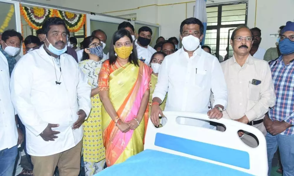 Minister Prashanth Reddy inaugurating oxygen beds and at the Community Health Center in Mortad mandal on Wednesday