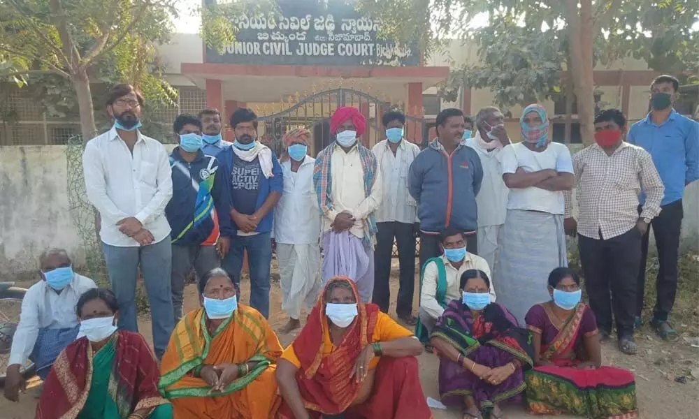 Residents protesting in front of Junior Civil Judges Court at Bichkunda mandal in Kamareddy district on Thursday