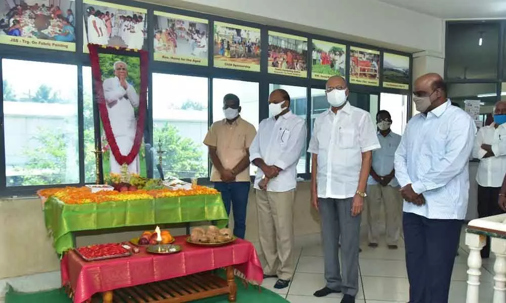 RASS general secretary Venkataratnam and others paying tributes to Muniratnams portrait at RASS building
