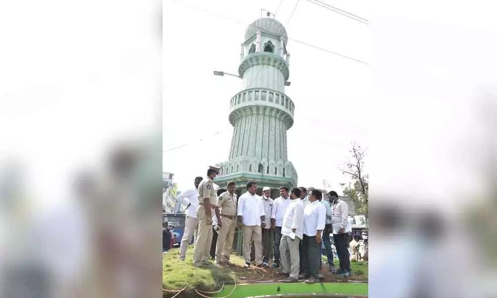 Mayor Kavati Siva Naga Manohar Naidu, police personnel and GMC officials at Jinnah Tower in Guntur on Thursday
