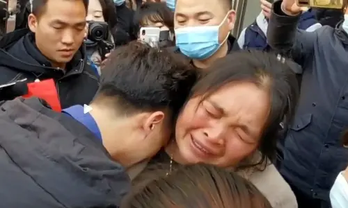 Li Jingwei being reunited with his mother. Pic: Southern People Weekly/Weibo